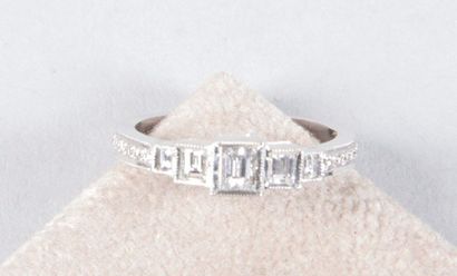 null BAGUE en or blanc sertie d'une ligne de cinq diamants taille baguette, le principal...