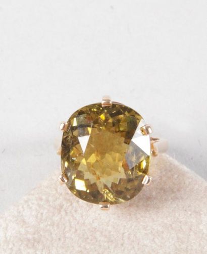 null BAGUE CHEVALIÈRE en or jaune sertie d'une tourmaline jaune ovale facetté de...