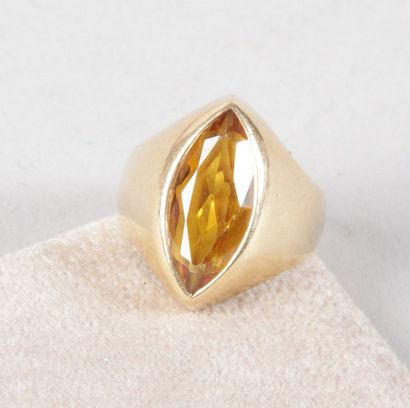 null BAGUE CHEVALIÈRE en or jaune sertie d'une citrine taille navette de 6 ct env.
Poids...