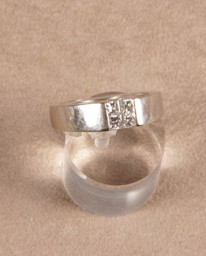 null BAGUE en platine sertie de quatre diamants en taille princesse de 0,1 ct env....