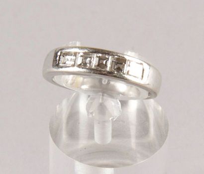 null BAGUE en or blanc sertie de cinq brillants taille baguette.
Poids brut: 4,4...