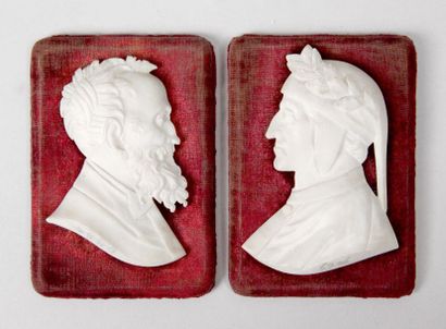 Italie, XIXe siècle PAIRE DE BAS-RELIEFS en albâtre figurant les profils de Dante...