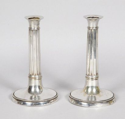 null PAIRE DE FLAMBEAUX À COLONNES CANNELÉES en argent, base ornée d'une frise de...