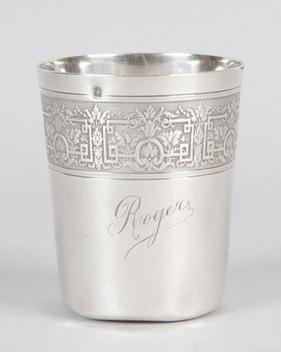 null TIMBALE GOBELET en argent “Roger” à décor de frises de palmettes et grecques...