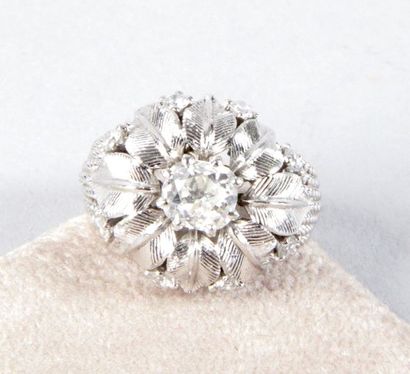 null BAGUE FLEUR en or blanc des années 1950 sertie d'un diamant taille coussin de...