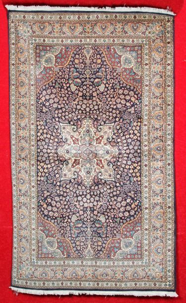 null FIN TAPIS PENJAB (Inde). Vers 1980.
Décor de mille fleurs sur fond marine. 235...