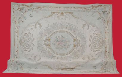 null IMPORTANT TAPIS DE STYLE AUBUSSON, dans le goût du XVIII siècle.
Fonde beige...