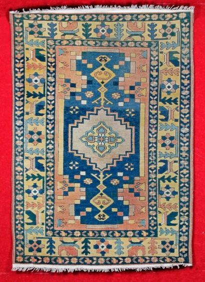 null TAPIS KONYA (Turquie) Vers 1980.
Décor géométrique.(Frange en laine) 170 x 120...