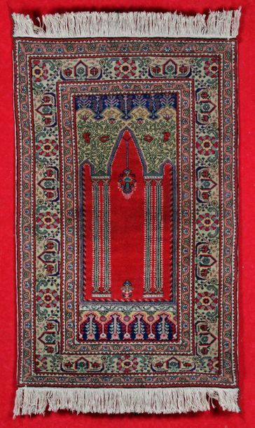 null TAPIS KAYSERI (Césarée, Turquie). De forme Prière sur fond rubis. (Frange en...