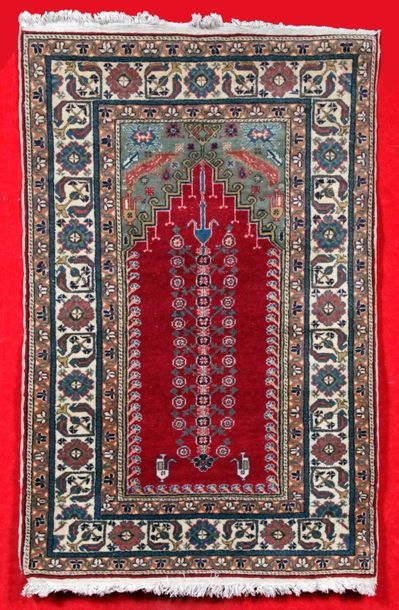 null TAPIS KYSERI (Turquie) Vers 1975 sur fond rubis de forme prière (frange en coton)...