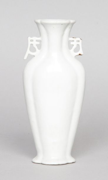 CHINE, XVIIIe SIÈCLE VASE en blanc de Chine de forme quadrilobée.
(Manques aux anses).
Haut.:...