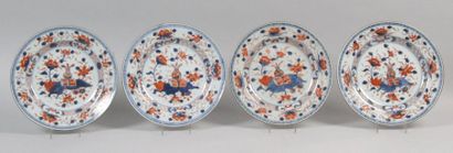 Chine, début XVIIIe siècle SUITE DE QUATRE ASSIETTES en porcelaine à décor Imari...