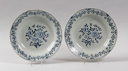 CHINE, ÉPOQUE QIANLONG PAIRE D'ASSIETTES CREUSES en porcelaine bleu et blanc à décor...