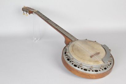 null ANCIEN BANJO en acajou, hêtre et métal, marque P [...] France. Début XXe siècle.
L.:...