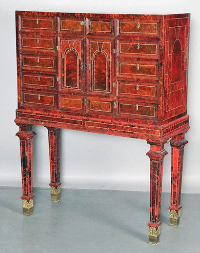 null CABINET FLAMAND en écaille rouge et filets d'ivoire époque XVIIe siècle à décor...