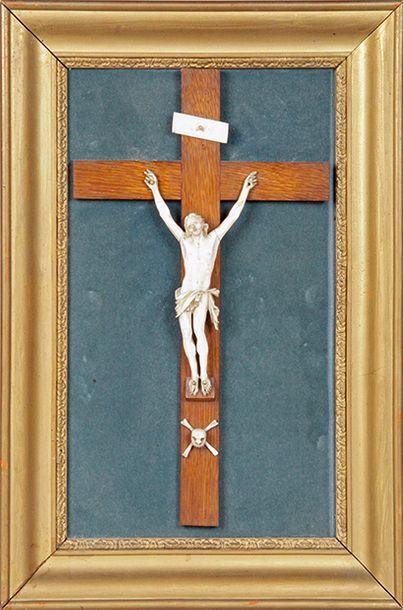null CHRIST en ivoire sculpté d'époque XVIIIe siècle avec titulus, crâne et tibias.
(Montage...