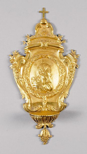 null BÉNITIER D'APPLIQUE en bronze doré et ciselé d'époque XVIIIe siècle figurant...