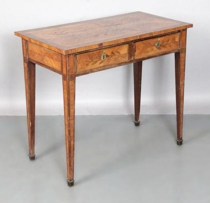 null PETTE TABLE À ÉCRIRE d'époque Louis XVI en placage de bois de rose et amarante....