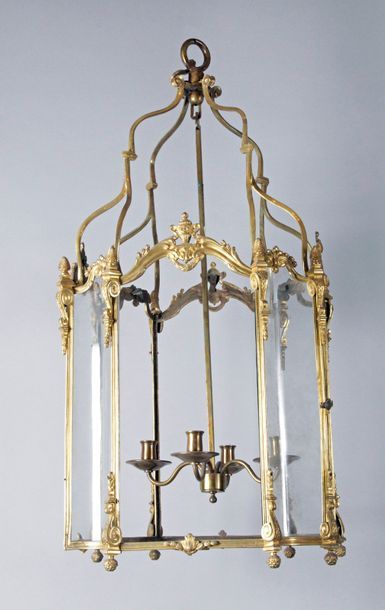 null LANTERNE À QUATRE LUMIÈRES en bronze doré et laiton de style Louis XVI à angles...