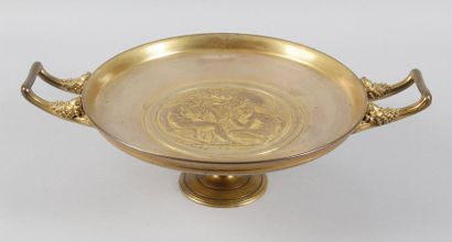 Ferdinand LEVILLAIN - 1837-1905 COUPE SUR PIÉDOUCHE en bronze doré, ombilic orné...