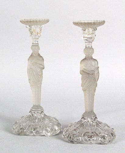 BACCARAT XIXe siècle PAIRE DE FLAMBEAUX en cristal moulé blanc et satiné figurant...