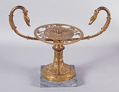 null MONTURE DE COUPE en bronze doré de style Empire d'époque Napoléon III à anses...