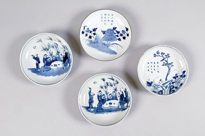 CHINE, XIXe siècle QUATRE COUPES en bleu de Hué à décor de personnages et de fleurs.
(Égrenures).
Diam.:...