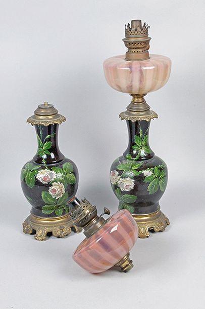 HAVILAND, atelier d'Auteuil?, XIXe siècle PAIRE DE LAMPES À PÉTROLE en céramique...