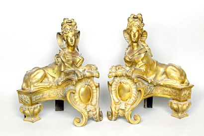 null PAIRE DE CHENETS en bronze doré et ciselé à motif de sphinges d'époque Napoléon...