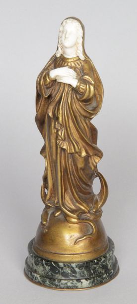 null VIERGE DE L'APOCALYPSE Statuette chryséléphantine en bronze doré et ivoire....