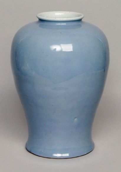 CHINE, vers 1850, époque DAOGUANG VASE MEIPING en porcelaine à couverte lavande.
(Fêle).
Haut.:...