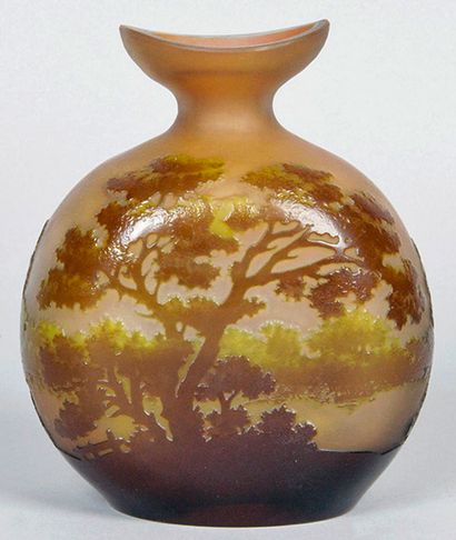 Émile GALLÉ - 1846-1904 VASE GOURDE à section ovale en verre multicouche à col évasé,...