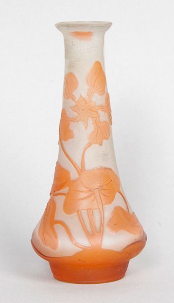 Émile GALLÉ - 1846-1904 PETIT VASE en verre doublé orange sur fond satiné à décor...