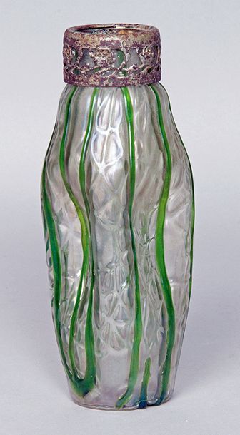 LOETZ (Autriche) VASE en verre réticulé soufflé irisé blanc à côtes vertes d'époque...