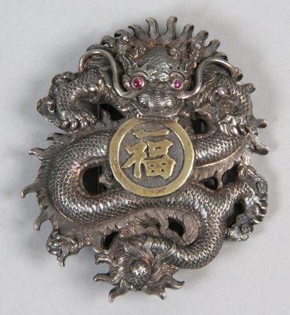CHINE, fin XIXe siècle, Canton BOUCLE DE CEINTURE à décor de dragon en métal argenté,...