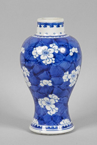 CHINE, XIXe siècle VASE en porcelaine bleu et blanc à décor de glace brisée et de...