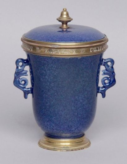 CHINE, Époque XIXe siècle COUPE COUVERTE en porcelaine bleu poudré monture laiton...