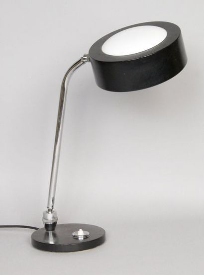 Charles PERRIAND - 1903-1999 LAMPE JUMO en métal chromé, laqué noir et blanc.