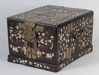 CHINE, XIXe siècle COIFFEUSE DE VOYAGE À ABATTANT en bois de rose et incrustations...