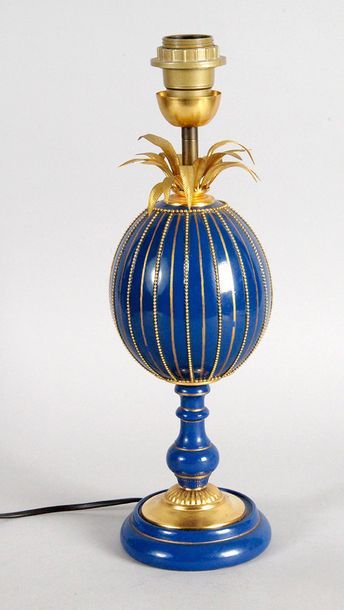 MAISON CHARLES LAMPE en bois laqué bleu et doré et laiton en forme d'oeuf d'autruche.
Haut.:...
