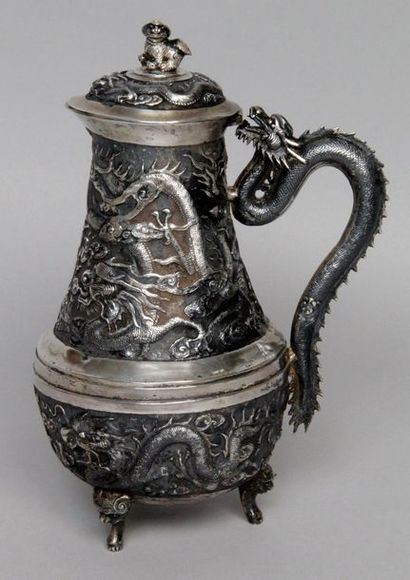CHINE, XIXe siècle, Canton VERSEUSE en cuivre argenté à décor de dragons poursuivant...