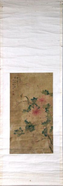 CHINE, fin XIXe siècle PEINTURE COULEUR SUR SOIE figurant un oiseau et des pivoines.
68,5...