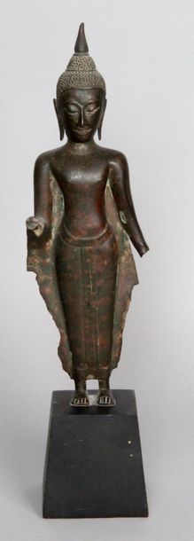 SIAM, époque Ayutthaya, XVIIIe siècle STATUETTE figurant Bouddha en abbayamudra.
(Socle...