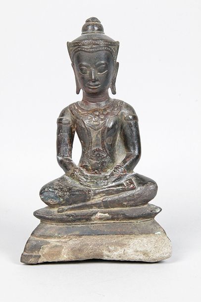 SIAM, fin d'époque Ayutthaya, vers 1700 STATUETTE en bronze figurant Bouddha assis...
