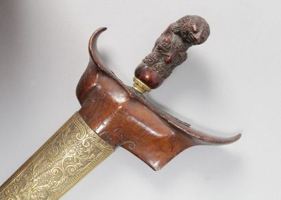 MALAISIE, XIXe siècle DAGUE en acier damassé orné de rinceaux gravés et dorures,...