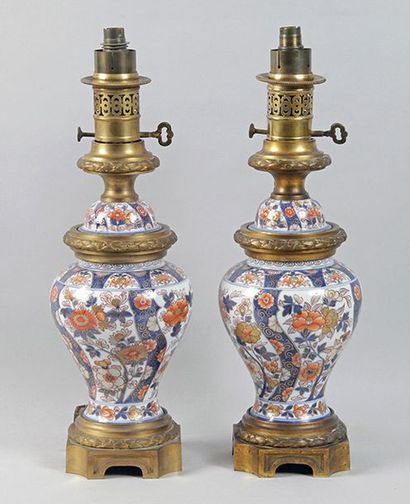 IMARI, début XIXe siècle PAIRE DE POTICHES en porcelaine Imari polychrome et dorée...
