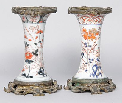 JAPON, IMARI, début XVIIIe siècle PAIRE DE VASES CORNET en porcelaine à décor d'arbustes...