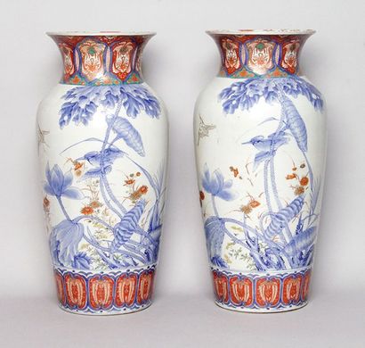 JAPON, fin XIXe siècle PAIRE DE VASES en porcelaine Imari polychrome et dorée à décor...