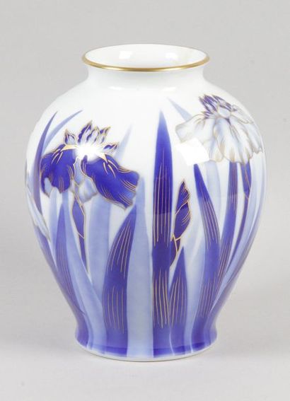 JAPON, FUKAGAWA, XXe siècle VASE à décor d'iris en porcelaine bleu blanc rehaussé...