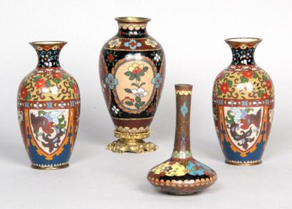 JAPON, époque Meiji PAIRE DE VASES, vase ovoïde monture bronze et vase soliflore...